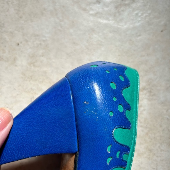 Unique GUCCI two tone leather pumps! Size 5! Excellent condition. - Picture 6 of 10